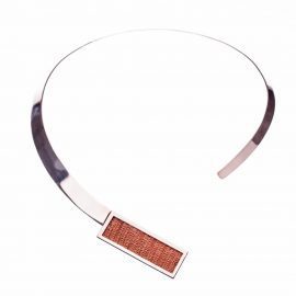 Collar de plata de 950 con hilos de cobre tejidos en telar. Encanto