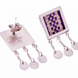 Aros de plata de 950 con hilos de algodón tejidos en telar. Cora