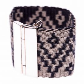 Pulsera tejida en telar con hebilla de plata de 950. Emma