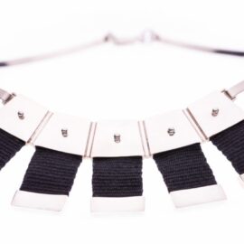 COLLAR DE PLATA DE 950 CON FINAS HUINCHAS DE HILOS DE ALGODON TEJIDOS EN TELAR