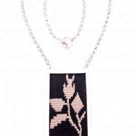 Collar de plata de 950 con hilos de algodón tejidos en telar. Lotty