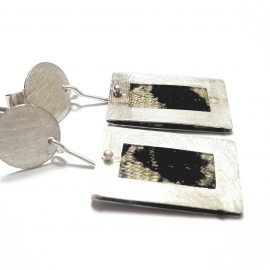 Aros de plata de 950 con hilos tejidos en telar. Clara