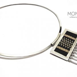 COLLAR DE PLATA DE 950 CON UNA HUINCHA DE HILO DE ALGODON TEJIDA EN TELAR