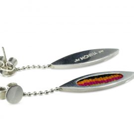 Aros de plata de 950 con finas huinchas de hilo tejidas en telar. Luz