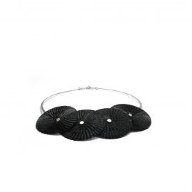 Collar de plata de 950 con discos tejidos en crin