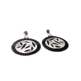 Aros de plata de 950 con dos discos tejidos en hilos de crin