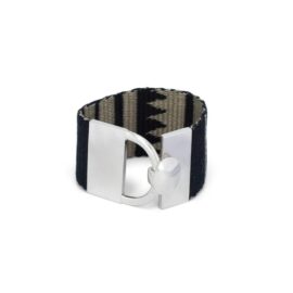 Esclava/pulsera de plata de 950 con una huincha tejida en telar.