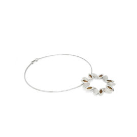 Collar de plata de 950 con huinchas tejidas en telar bañadas en oro amarillo 18 .