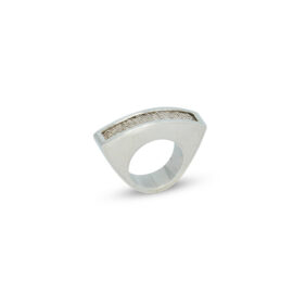 Anillo de plata de 950 con una fina huincha tejida en telar