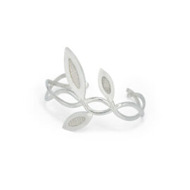 Pulsera de plata de 950 con aplicación de tres finas huinchas tejidas en telar.